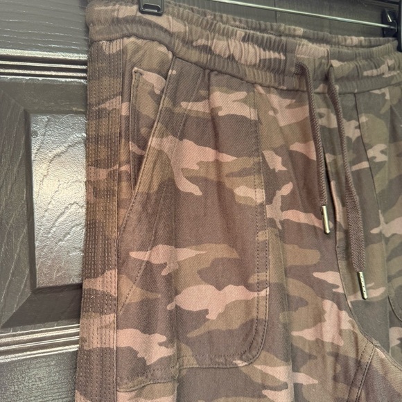 Athleta Farallon Camo joggers 4 - Picture 5 of 11